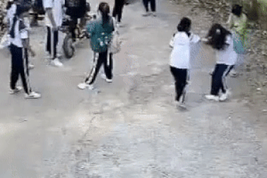 Dân mạng bức xúc cảnh nữ sinh giật tóc, đánh bạn nhưng không ai can ngăn