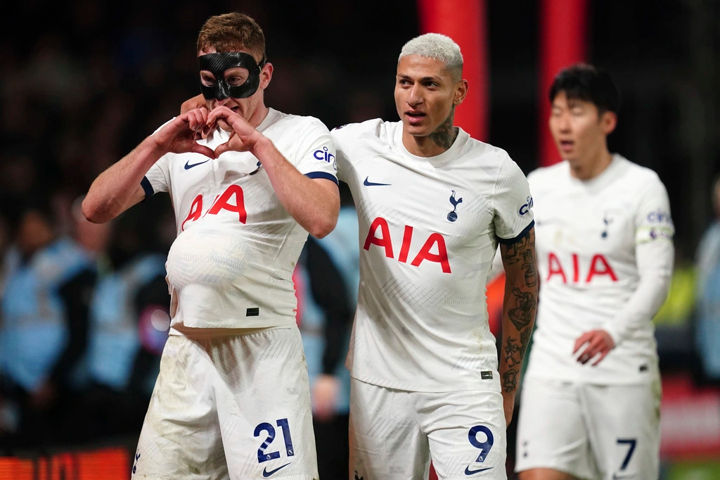 Tottenham bỏ xa Man Utd, gây áp lực lên Man City - 2