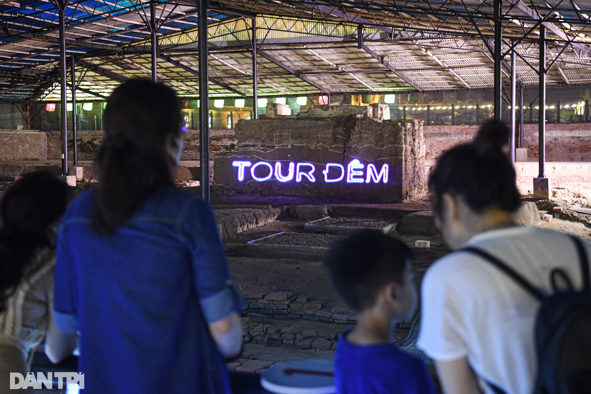 Chong đèn khám phá cấm cung nghìn năm tuổi ngay giữa Hà Nội lúc nửa đêm - 14 Chong đèn khám phá cấm cung nghìn năm tuổi ngay giữa Hà Nội lúc nửa đêm - 14