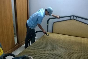 Vì sao người tiêu dùng không nên thuê giặt nệm qua mạng?