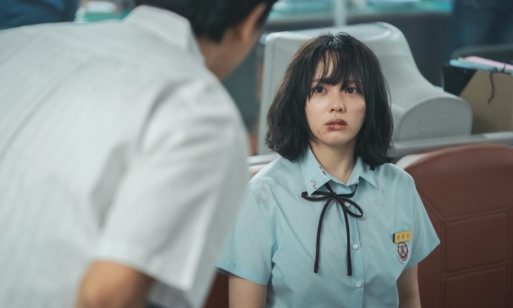 Cảnh bạo lực ám ảnh trong phim của Song Hye Kyo dựa trên nguyên mẫu có thật - 1 Cảnh bạo lực ám ảnh trong phim của Song Hye Kyo dựa trên nguyên mẫu có thật - 1