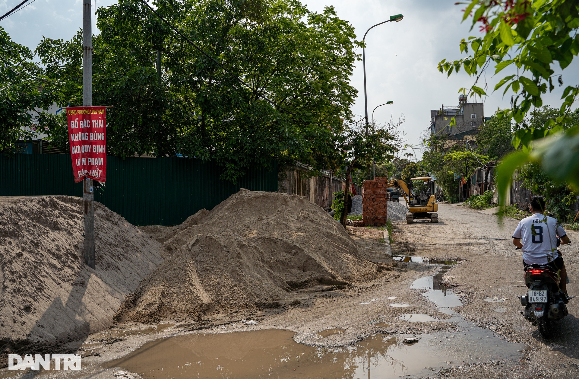 Loạt chợ tiền tỷ bỏ hoang, cây cối mọc thành rừng gây lãng phí tại Hà Nội - 9 Loạt chợ tiền tỷ bỏ hoang, cây cối mọc thành rừng gây lãng phí tại Hà Nội - 9