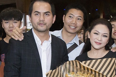 Ca sĩ Như Quỳnh xúc động khi người hâm mộ chào đón lúc nửa đêm