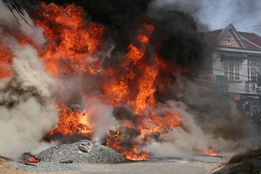 Nấu nhựa sửa đường, “nướng” luôn dây điện