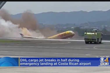 Khoảnh khắc máy bay chở hàng trượt khỏi đường băng, gãy làm đôi