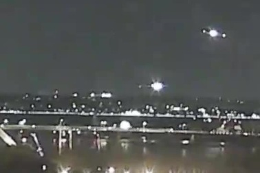 Vụ nổ trên không sau khi máy bay va chạm với trực thăng quân sự Mỹ