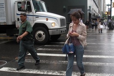 Thành phố Mỹ phát lệnh cấm dùng điện thoại di động khi đi bộ qua đường