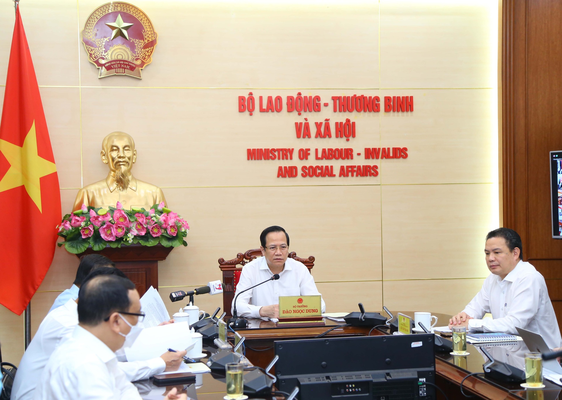 Hình ảnh người đàn ông chở tro cốt vợ vượt hàng trăm km lay động lòng người - 1 Hình ảnh người đàn ông chở tro cốt vợ vượt hàng trăm km lay động lòng người - 1