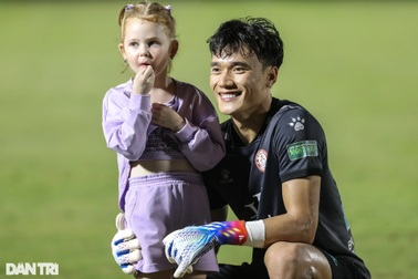 Gia đình vợ Tây chia vui cùng Bùi Tiến Dũng sau trận thắng của CLB TPHCM