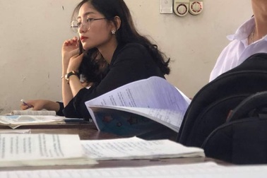 Cô giáo thực tập bất ngờ nổi tiếng sau bức ảnh học sinh chụp lén