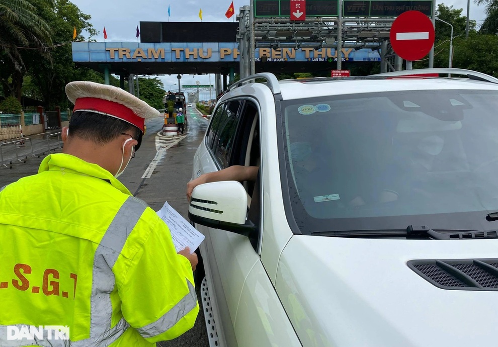Ngỡ đã được thả, người dân bất ngờ khi vẫn phải test Covid-19 - 1 Ngỡ đã được thả, người dân bất ngờ khi vẫn phải test Covid-19 - 1
