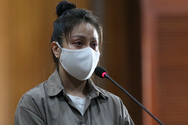 Người dân la hét đòi xử nghiêm "dì ghẻ", tòa tạm hoãn chờ điều tra bổ sung