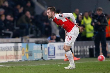 Aaron Ramsey nghỉ hết mùa, Arsenal âu lo