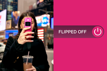 Cuộc sống có gì thay đổi nếu người trẻ chuyển sang dùng điện thoại nắp gập?