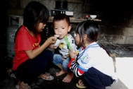 Cha gặp nạn nguy kịch, 3 con thơ và mẹ già không dám mơ về Tết