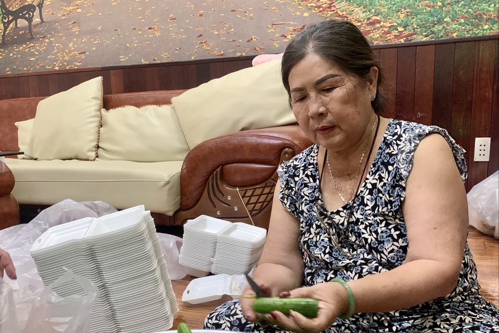 Hàng ngàn suất cơm đầy nghĩa tình và sự tận tâm đã được trao đi - 2 Hàng ngàn suất cơm đầy nghĩa tình và sự tận tâm đã được trao đi - 2