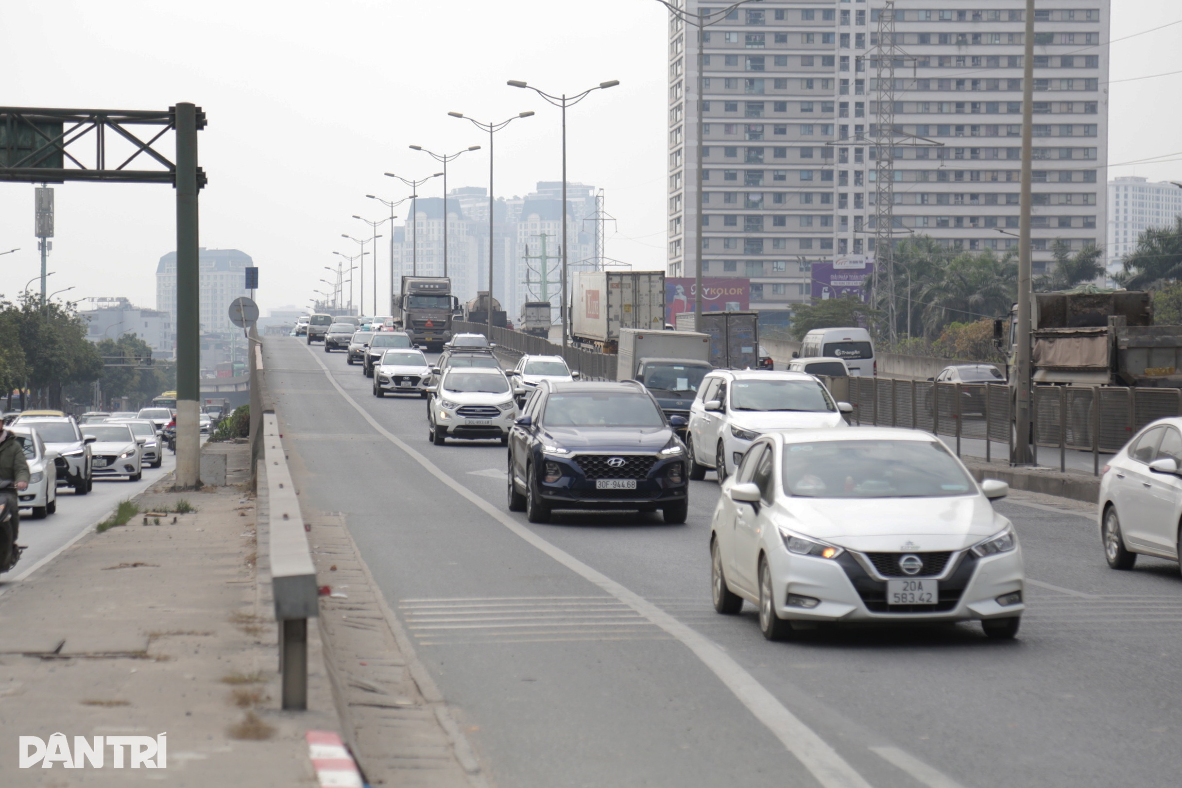 View - Nửa tháng tăng nặng mức phạt, lác đác xe máy đi lên Vành đai 2, Vành đai 3 | Báo Dân trí