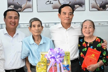Bí thư Thành ủy TPHCM Trần Lưu Quang thăm gia đình chính sách tại Côn Đảo