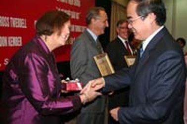 Trao kỷ niệm chương vì sự nghiệp giáo dục cho Đại sứ Australia và Newzeland