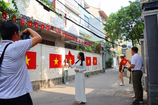 Quán cà phê treo bản đồ Việt Nam hơn 2m, khách đến 3 lần vẫn không có chỗ - 8