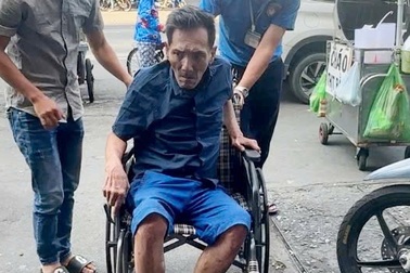 Thương Tín vỡ khớp gối, ngồi xe lăn, sức khỏe suy yếu nghiêm trọng