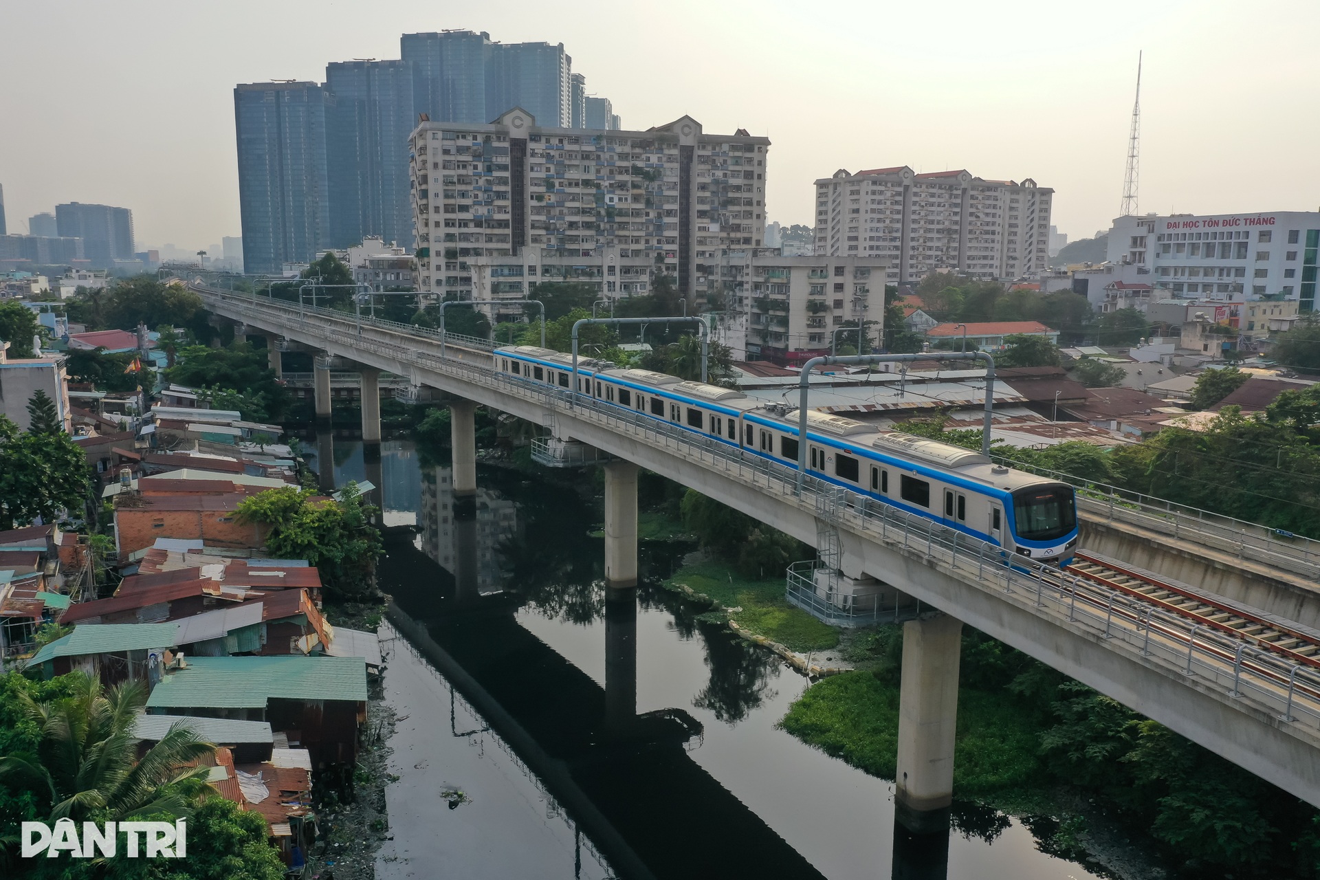 Nhân viên, sinh viên chọn metro để đi học, đi làm trong ngày đầu thu phí - 15 Nhân viên, sinh viên chọn metro để đi học, đi làm trong ngày đầu thu phí - 15
