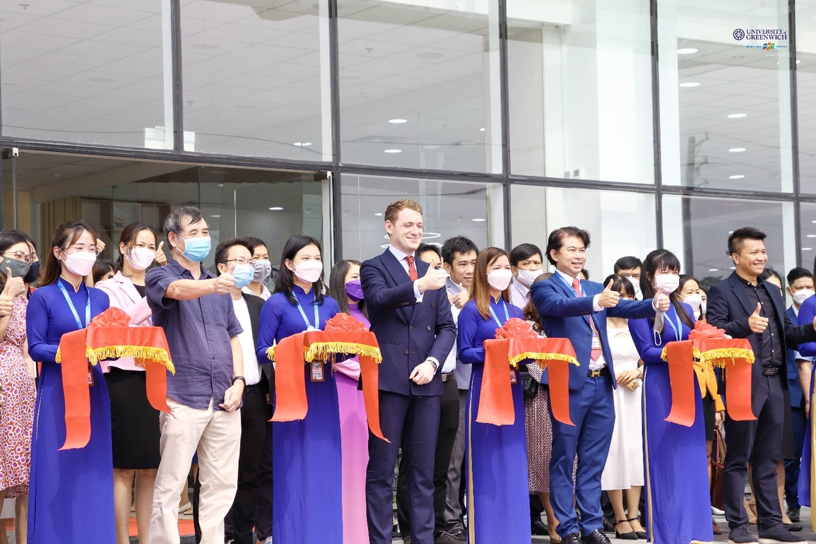 Tổng Lãnh sự Anh thăm cơ sở mới của Greenwich Việt Nam tại TPHCM - 2 Tổng Lãnh sự Anh thăm cơ sở mới của Greenwich Việt Nam tại TPHCM - 2