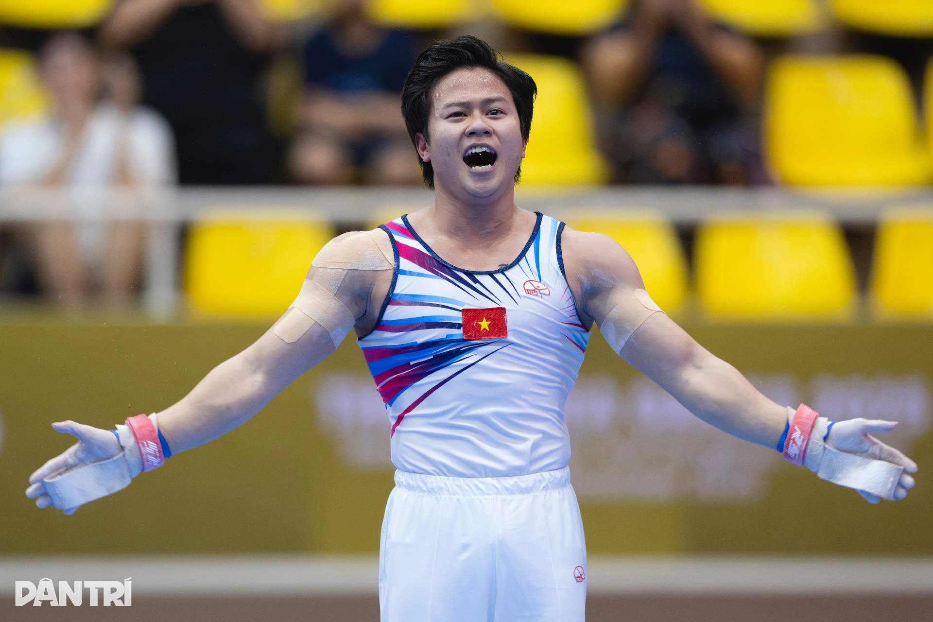 Khánh Phong nghẹn ngào nhớ về người cha quá cố sau tấm HCV đầy cảm xúc - 8