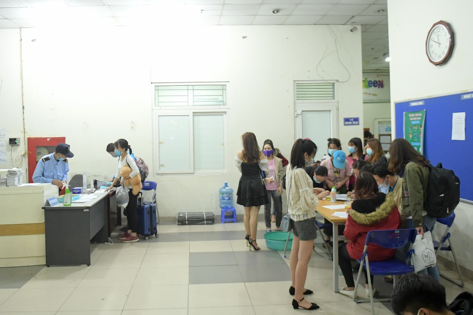 Sinh viên khu KTX Mỹ Đình rời đi trong đêm nhường chỗ cách ly Covid-19 - 2 Sinh viên khu KTX Mỹ Đình rời đi trong đêm nhường chỗ cách ly Covid-19 - 2