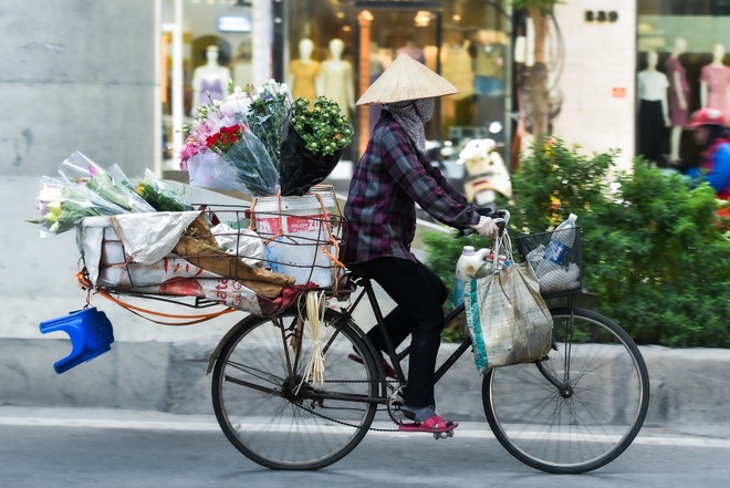 Người dân gồng mình mưu sinh dưới cái nắng cháy da của thủ đô - 10 Người dân gồng mình mưu sinh dưới cái nắng cháy da của thủ đô - 10