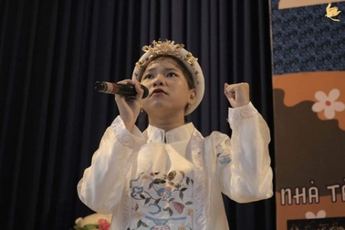 Nữ sinh 17 tuổi gây sửng sốt khi chọn lối đi... cải lương