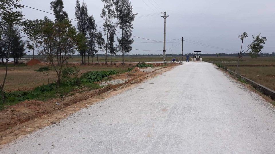 Nghi ngờ đơn vị thi công bớt xén vật liệu, dân xới đường kiểm tra - 6 Nghi ngờ đơn vị thi công bớt xén vật liệu, dân xới đường kiểm tra - 6