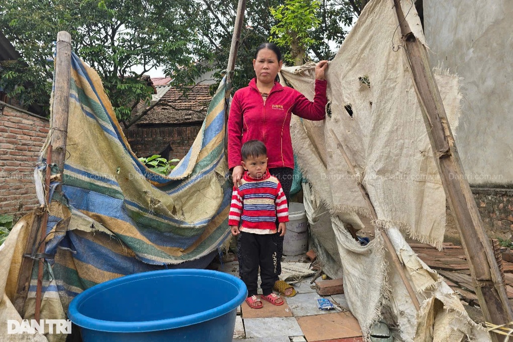 Mẹ khờ đơn thân nuôi 3 con suy dinh dưỡng trong căn nhà nát - 2 Mẹ khờ đơn thân nuôi 3 con suy dinh dưỡng trong căn nhà nát - 2