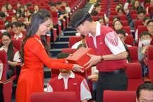 Hàng ngàn sinh viên được tặng quà Tết, về quê trên chuyến xe miễn phí