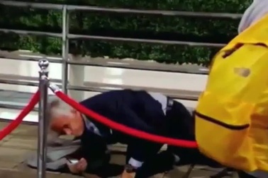 Mourinho vấp ngã ở sân Wembley sau khi dự khán trận Anh-Tây Ban Nha