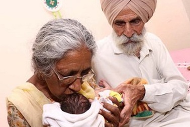 Cụ bà lần đầu được làm mẹ ở tuổi 72