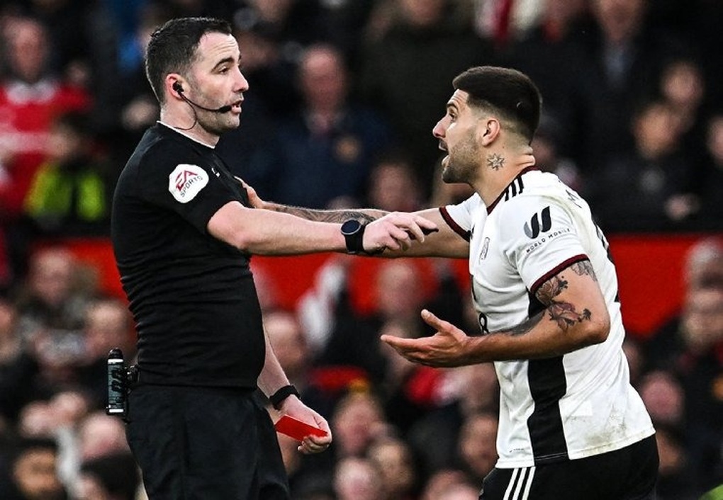 Đội nhà thua Man Utd, tiền đạo Mitrovic đối diện án phạt treo giò 10 trận - 1 Đội nhà thua Man Utd, tiền đạo Mitrovic đối diện án phạt treo giò 10 trận - 1