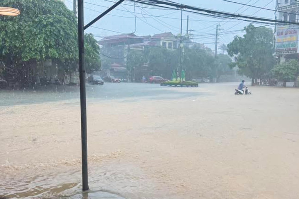 TP Lạng Sơn mênh mông nước, ô tô trôi trên đường - 4 TP Lạng Sơn mênh mông nước, ô tô trôi trên đường - 4