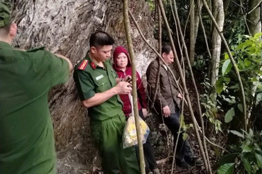 Đi bắt ốc rồi bị lạc suốt đêm trên núi, 2 vợ chồng được cảnh sát giải cứu