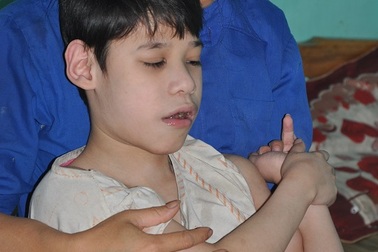 Nghẹn ngào cảnh mẹ liệt chăm con bại não