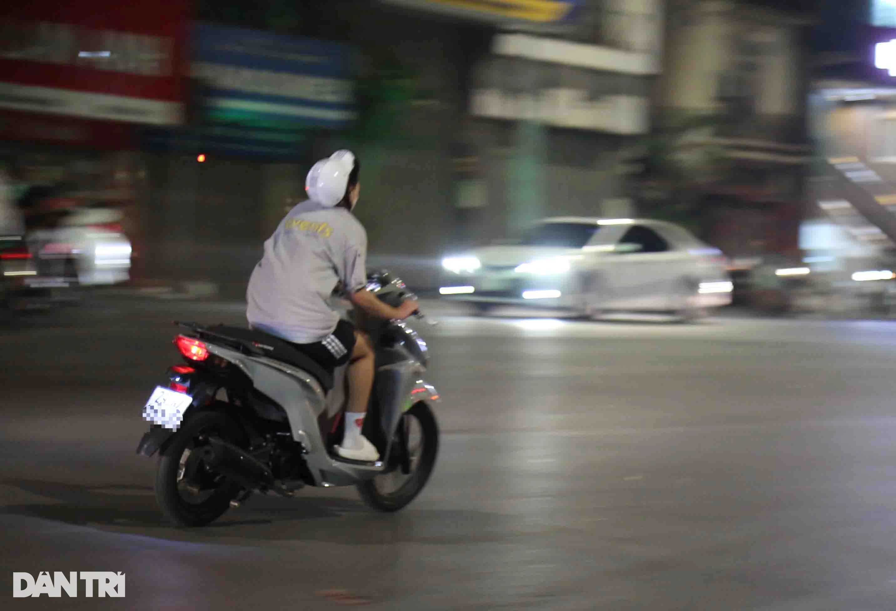 141 hóa trang xuyên đêm truy bắt quái xế trên phố Hà Nội - 7 141 hóa trang xuyên đêm truy bắt quái xế trên phố Hà Nội - 7
