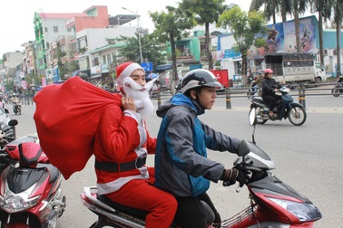 Dịch vụ “Ông già Noel tặng quà” hút khách trong mùa Noel