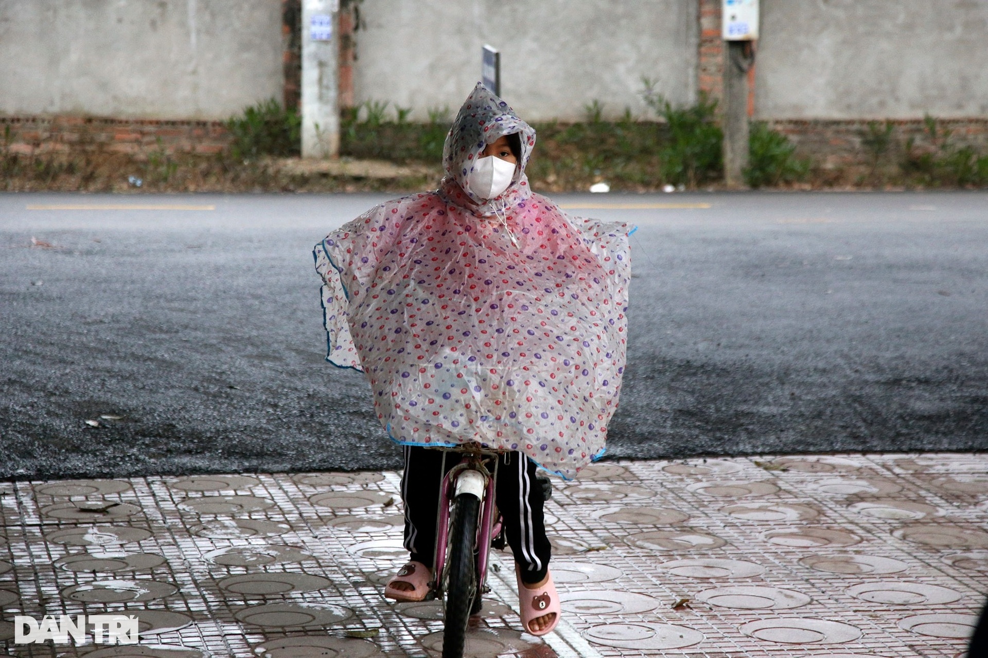 Học sinh lớp 1-6 các huyện ở Hà Nội đội mưa rét trở lại trường sau 10 tháng - 4 Học sinh lớp 1-6 các huyện ở Hà Nội đội mưa rét trở lại trường sau 10 tháng - 4