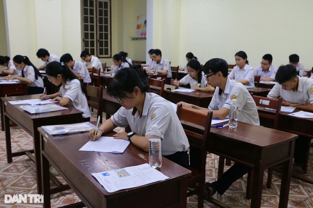 បេក្ខជនស្រីច្រឡំសាលាមុនប្រឡងអក្សរសាស្ត្រ - ២ Nữ thí sinh nhầm trường trước giờ vào thi môn ngữ văn - 2