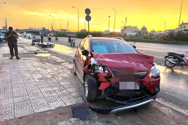 Xe "điên" tông 2 xe máy, 3 ô tô ở cửa ngõ TPHCM