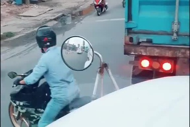 Tài xế container chia sẻ "kinh nghiệm sống còn" cho người đi xe máy