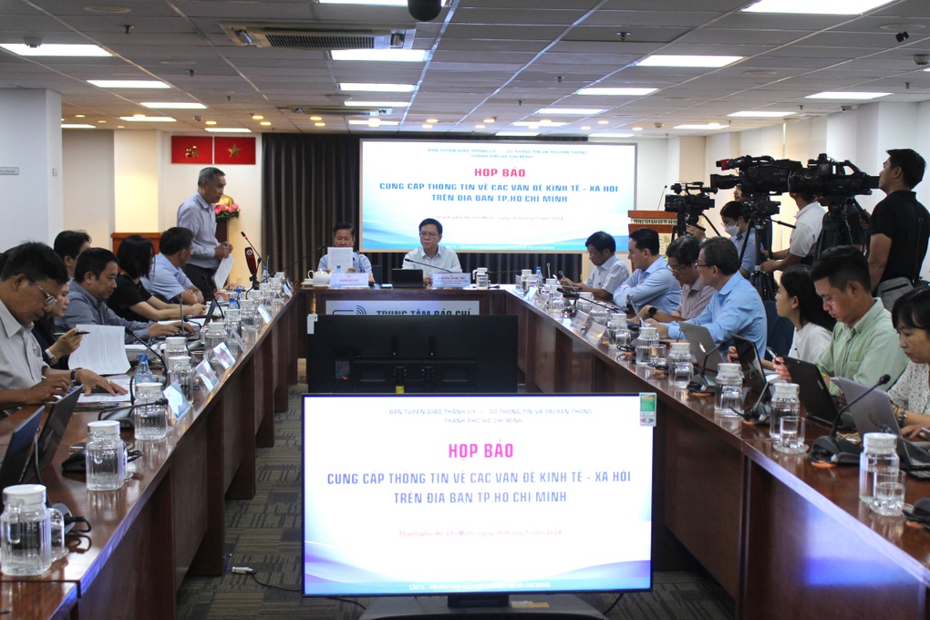 Chủ căn hộ thu hút chim bay vào chung cư ở TPHCM, chính quyền phải vào cuộc - 1 Chủ căn hộ thu hút chim bay vào chung cư ở TPHCM, chính quyền phải vào cuộc - 1