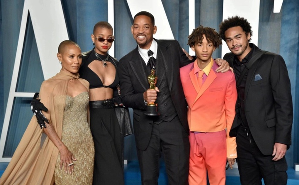 Will Smith xuất hiện rạng rỡ bên vợ sau cái tát tai tiếng ở Oscar - 3