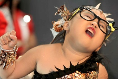 "Bánh rán" Bảo Trân hóa thân thành rocker nghịch ngợm 