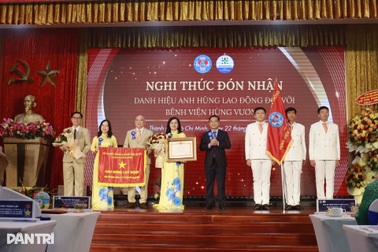 Bệnh viện Hùng Vương đón nhận danh hiệu Anh hùng Lao động